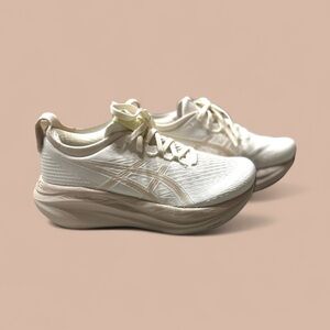ASICS NWOB Size 7.5 Gel-Nimbus 27 Women’s Cream Mineral Beige Sneakers